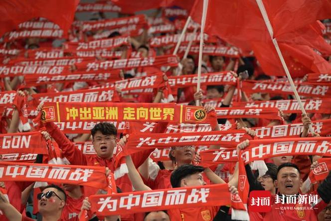 举国欢庆🎊佛得角晋级世界杯后全场沸腾，球员掩面哭泣球迷冲场