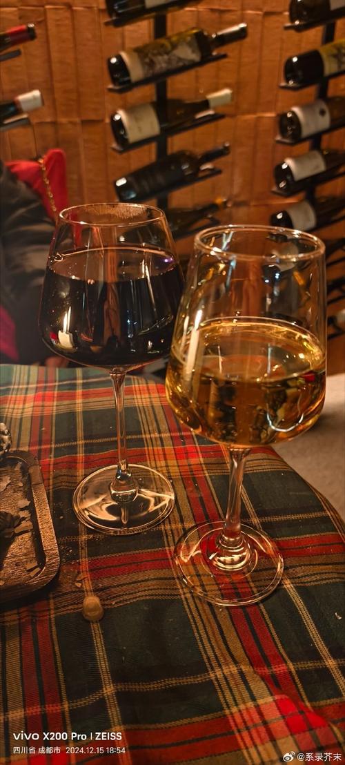 费迪南德晒喝红酒照片：在安菲尔德拿到3分，美妙的夜晚