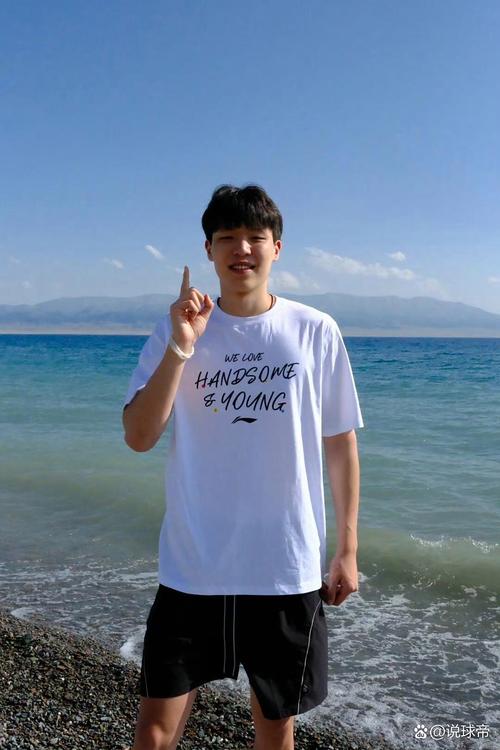 球队主持人:杨瀚森今天让人眼前一亮 不过有时他显得脱节和疲惫