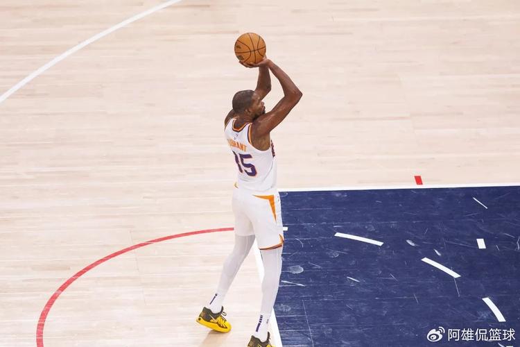 杜兰特：愿意传球能让队友更轻松 不然每个人都会感觉更紧张