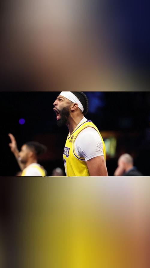 可惜！浓眉篮下接球力压切特单臂暴扣 但24秒违例在先