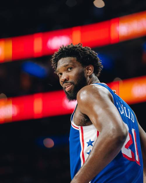 防守好脚步快!恩比德半场11中6得18分3板2盖帽 正负值为+10