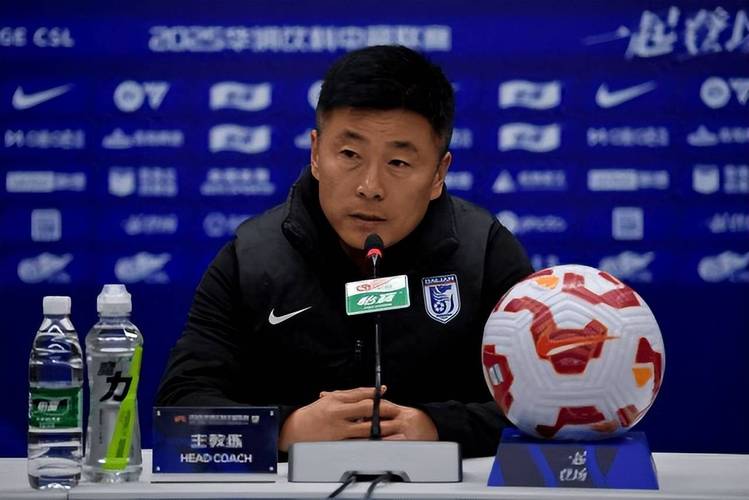 福将！和晓强近三个赛季效力于西海岸、英博和铜梁龙，三队均升超