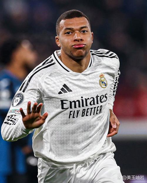 马卡:皇马中场琼阿梅尼左腿半腱肌受伤,预计将缺席三周时间