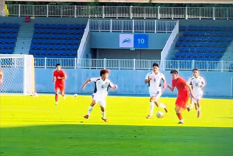 天秀！拜合拉木脚后跟破门！本场双响！U22国足2-0领先韩国！