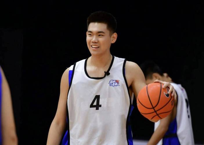 媒体人：黄秋实张峻豪启程后被毕巴放弃 后者被提醒两人打架禁赛