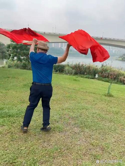 喜感拉满🤣阿什拉夫穿戴黑披风推着助行器，蹦蹦跳跳拍照领奖