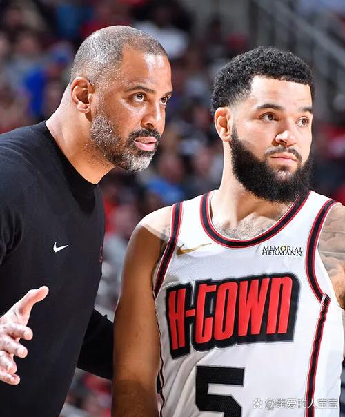 三分挺准！吉莱斯皮半场10中4&三分7中4拿到12分 另有1助1帽